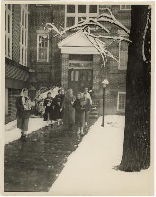Students leaving William Smith Hall during snow